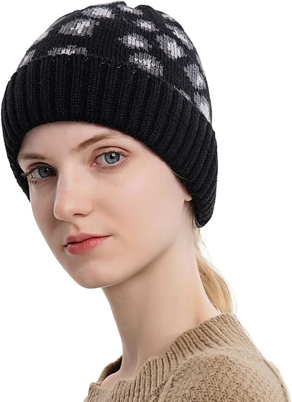Blød Strikket Messy Bun Hestehalehue Vinterhue til Kvinder Sort