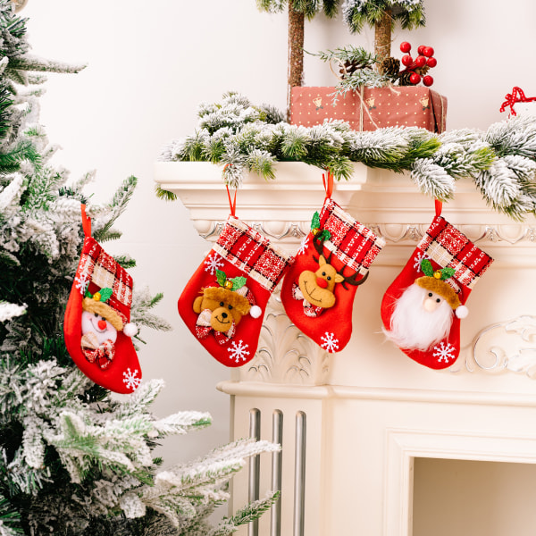 4 stycken juldekorationer Snöflinga med klockor Tecknade strumpor Gammal man Snögubbe Älg Julstrumpor presentpåse