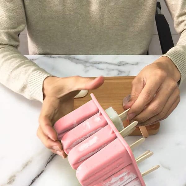Genanvendelig BPA-fri silikone ispindeform isforme med 50 træpinde (pink)