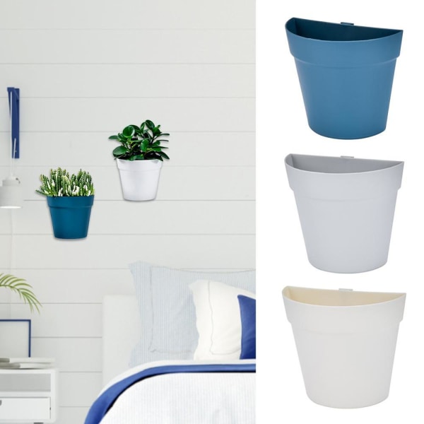 Vägghängda blomkrukor i plast utanför vit blue