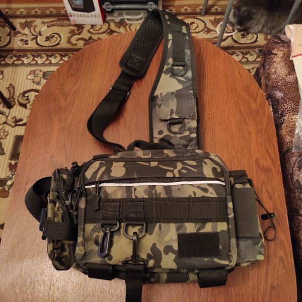 Multifunktionell lutande axelväska för fiske brown dark night camo