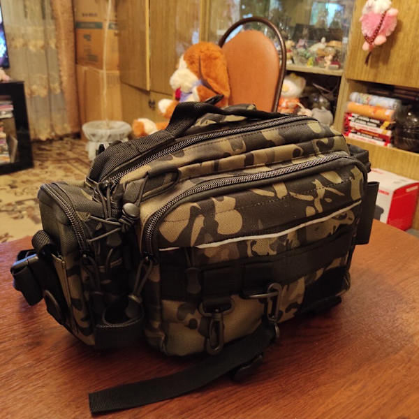 Multifunktionell lutande axelväska för fiske brown dark night camo