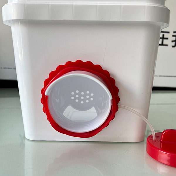 Kycklingmatare Fjäderfämatare DIY Port Plastic Gravity Feeder Röd