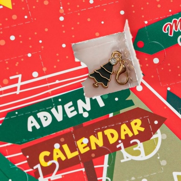 Adventskalender m Överraskningspresenter . Julkalender