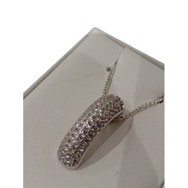 Halsband i äkta silver prydd m kurvig hänge o Kubisk Zirkonia
