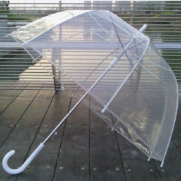 Läpinäkyvä kupolisateenvarjo kirkkaasta pvc-muovista