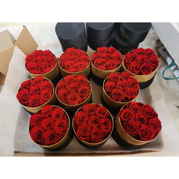 Aitoja Eternity-ruusuja, jotka on puettu ranskalaiseen samettiin. Ystävänpäivä Box 7st Rosor