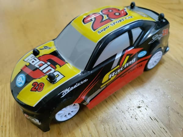 16cm Radiostyrd bil med belysning . Fr 3år