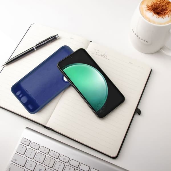 Skyddande stötsäker skal för Samsung Galaxy S24 FE i LIQUID BLUE Blå