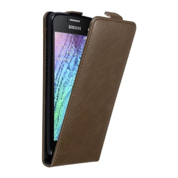 Coque - CADORABO - Samsung Galaxy J1 2015 - Syntetiskt läder - Brun - Magnetstängning kastanj