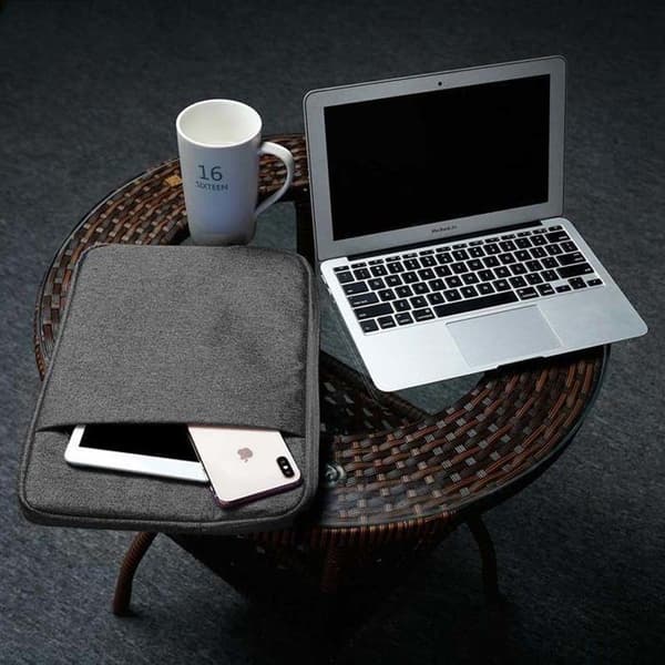 Skyddsväska i tyg med sammetfoder för laptop och surfplatta 13,3 tum i MÖRKGREY. Grå
