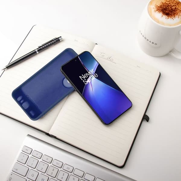Skyddande stötsäker skal för OnePlus CE4 i LIQUID BLUE Blå