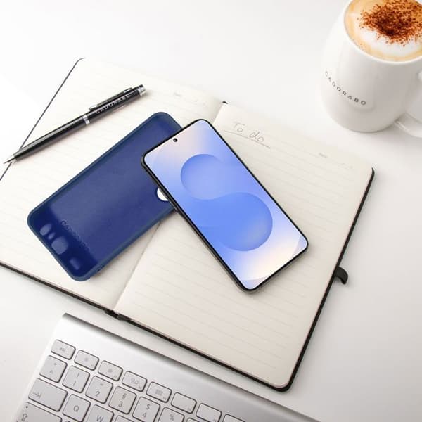 Skyddande stötsäker skal för Samsung Galaxy S25 i LIQUID BLUE Blå