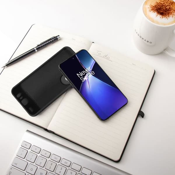 Skyddande stötsäker skal för OnePlus CE4 i LIQUID BLACK Svart