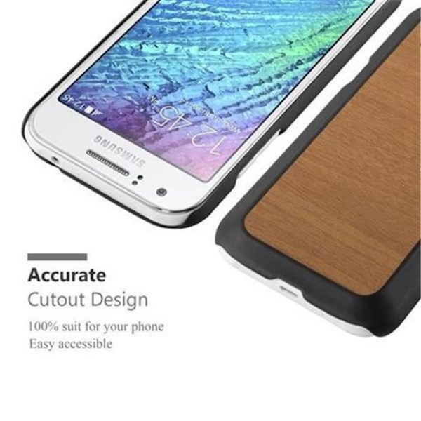 Samsung Galaxy J1 2015 (5) Fodral i WOODY BROWN av Cadorabo (WOODY Design) Ultratunt hårt plastfodral med hårt fodral med