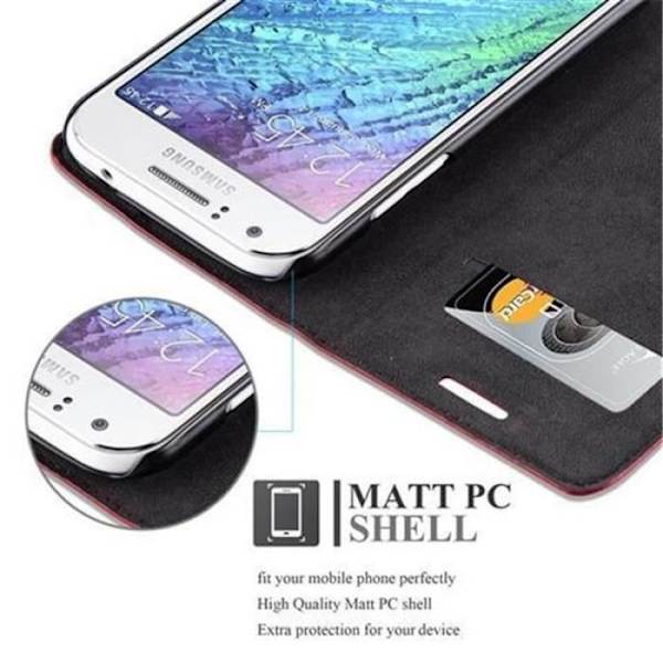 Samsung Galaxy J1 2015 (5) Fodral i ÄPPELRÖD från Cadorabo (INVISIBLE MAGNETIC CLOSURE Design) Fodral med fullständigt skydd
