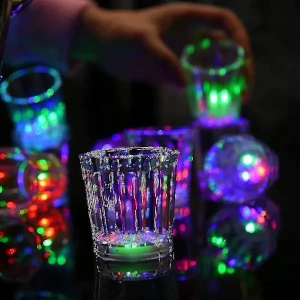 Sett med 24 LED-opplyste shotglass for lysende festmoro