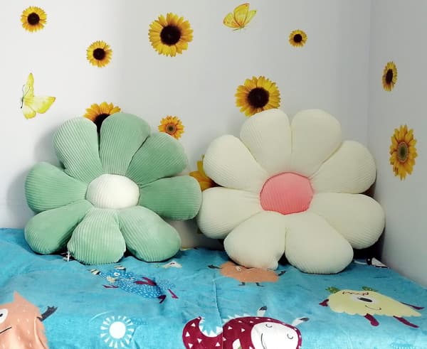 Blomsterputer - Grønn og hvit tusenfrydformet pute i pilform