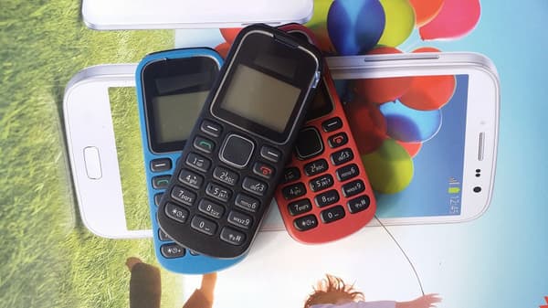 [RM]Seniormobiltelefon med store knapper og enkelt SIM-kort light blue