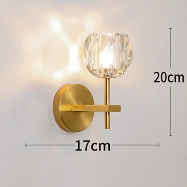 Kristall lampskärm för vägglampa vid sängkanten