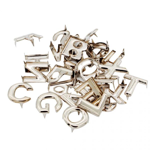 130 st DIY Engelska Bokstäver Metall Nitar Dubbar för Kläder Hatt Dekoration
