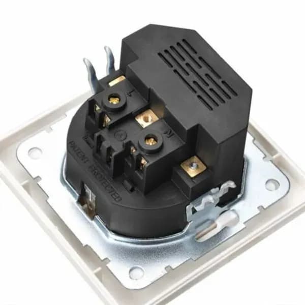 2 uttak med USB-port (maks. Innfelt vegguttak med USB-uttak Hvit System 55 Høyglans hvit