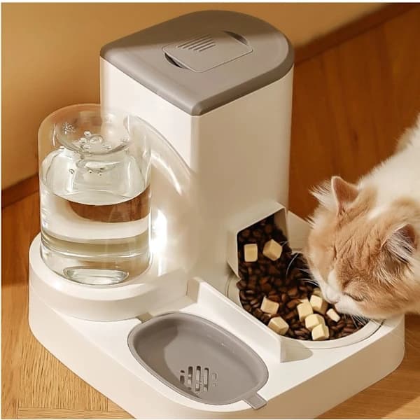En 2-i-1 automatisk foder- og vanddispenser, udstyret med en 2,2-liters keramisk foderbeholder og en 1-liters vandbeholder, velegnet til små og