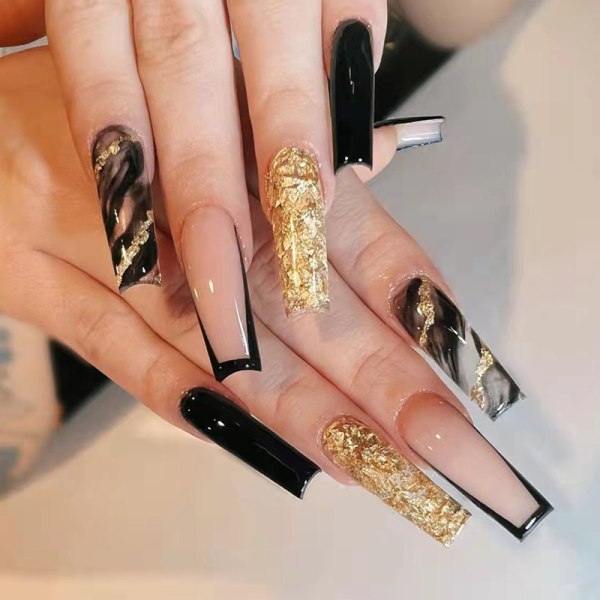 Manikyr med pansar, glänsande svart guld, atmosfärisk lång nagelplåster, speciell nagelbit