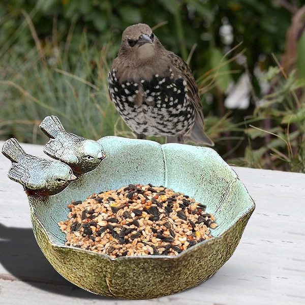 Runt fågelbad med två dekorativa keramikfåglar för vilda fåglar utomhus fågelvatten Fågelvattenare utomhus fågelmatare till fots