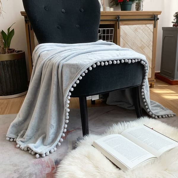 [RM] Flonelfilt med pomponer, blød tæppe behagelig sengetæppe blød plaid tæppe til sofa seng egnet til alle årstider (lysegrå, 150x200 cm)