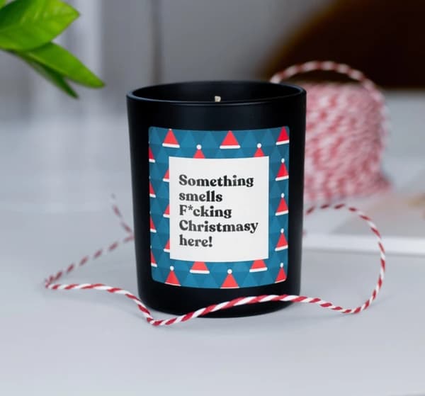 Håndlavet unikt duftlys, tekst Something smells F*cking Christmas here, Jul