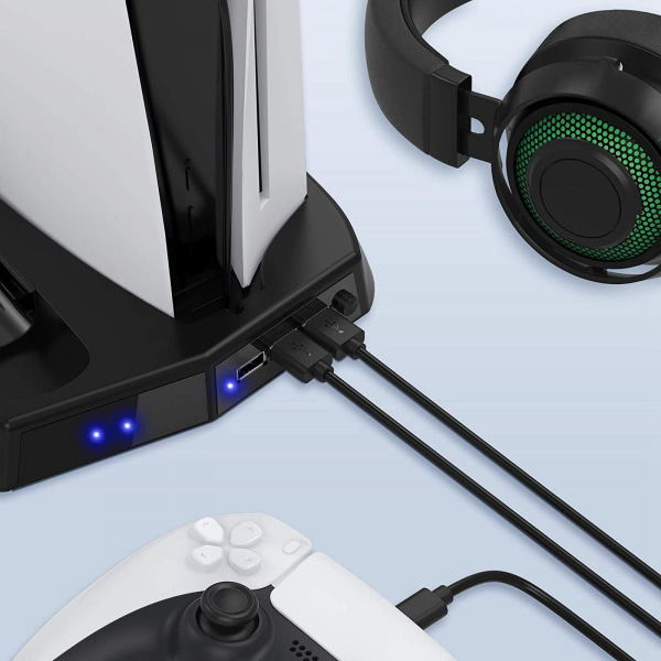 Vertikalt Ställ med Kylfläkt för Sony PS5 Digital Edition & Ultra HD spelkonsol, Laddningsstation och 3 USB