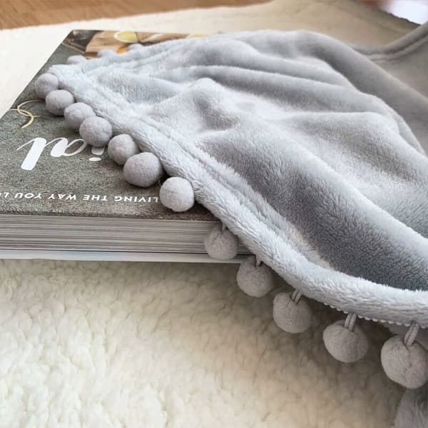 [RM]Flannel Blanket with Pompon, Soft Blanket Comfortable Bed Blanket Soft Throw Blanket for Sofa Bed Suitable for All Seasons (Light Grey, 150x200 cm)