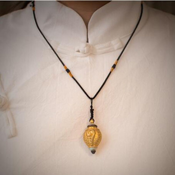Buddhistisk berlock herr guld silver svart kors