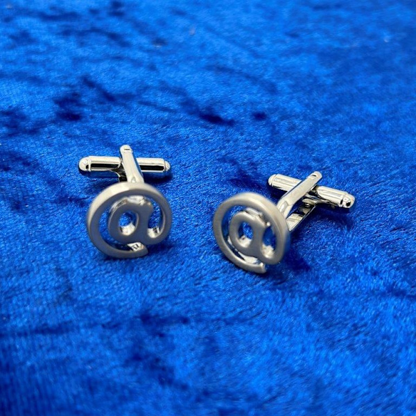 ainutlaatuiset kalvosinnapit Silver