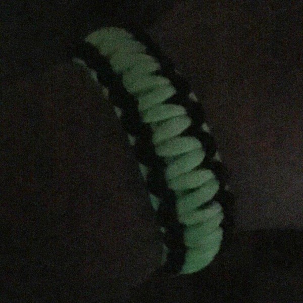 Glow-in-Dark Paracord Bracelet ljusblå svart