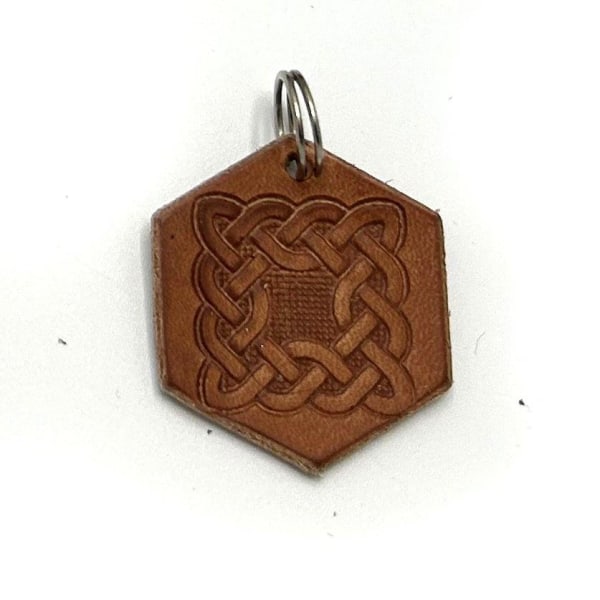 Handgjort hänge av svenskt tärnsjö läder med Keltisk knut