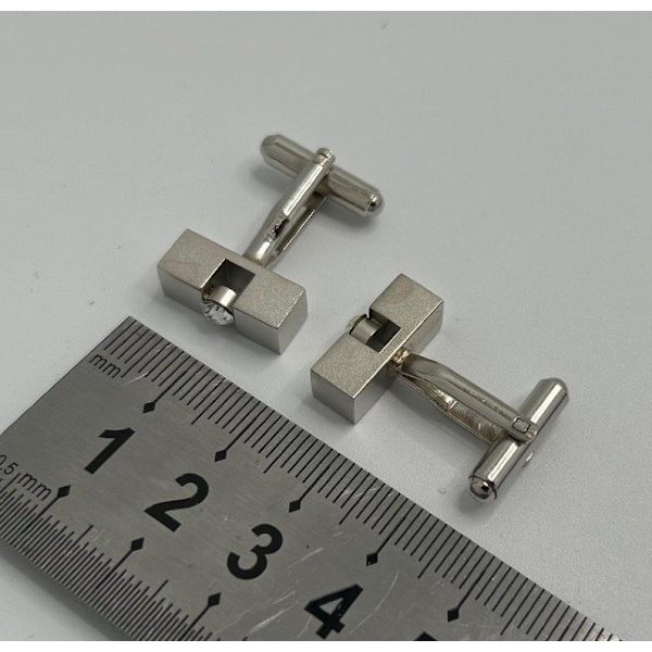 ainutlaatuiset kalvosinnapit Silver