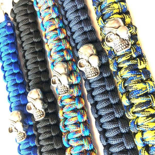 Paracord-rannekoru viileällä kallolla - sininen blå
