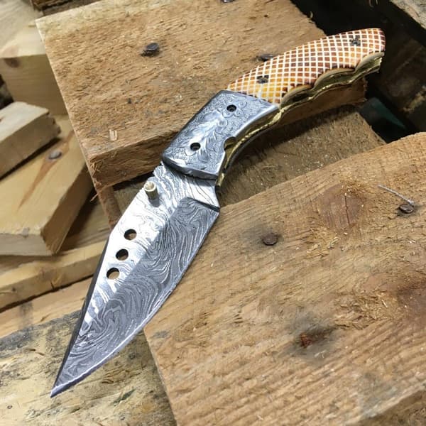 Handgjord kniv - unik och vacker damscus fällkniv Brun