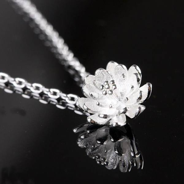 Silverfärgat blomhalsband med kedja