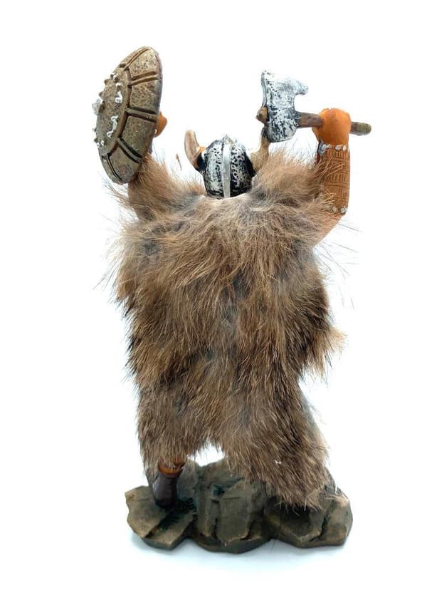 Håndmalt vikingkrigerfigur med øks og skjold