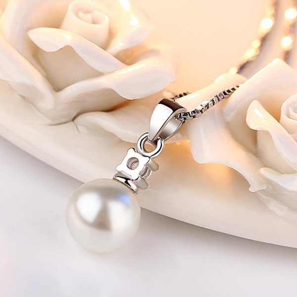 Silverfärgat halsband med imitations pärla