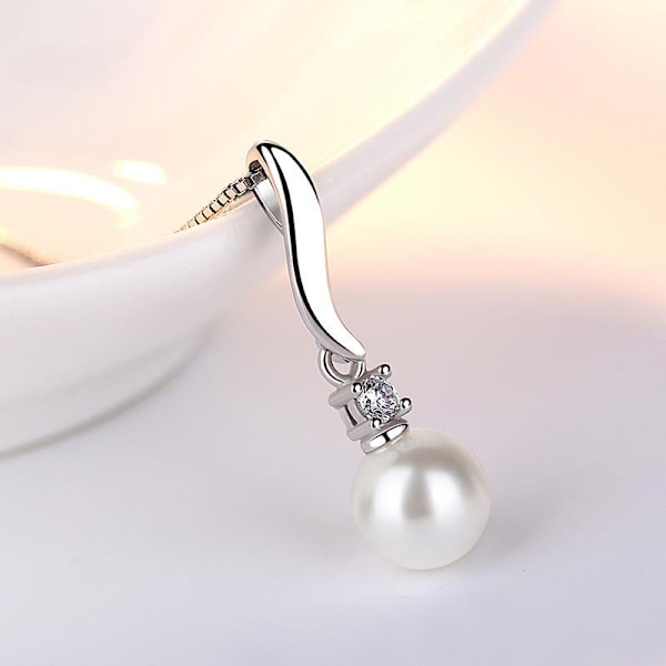 Silverfärgat halsband med imitations pärla