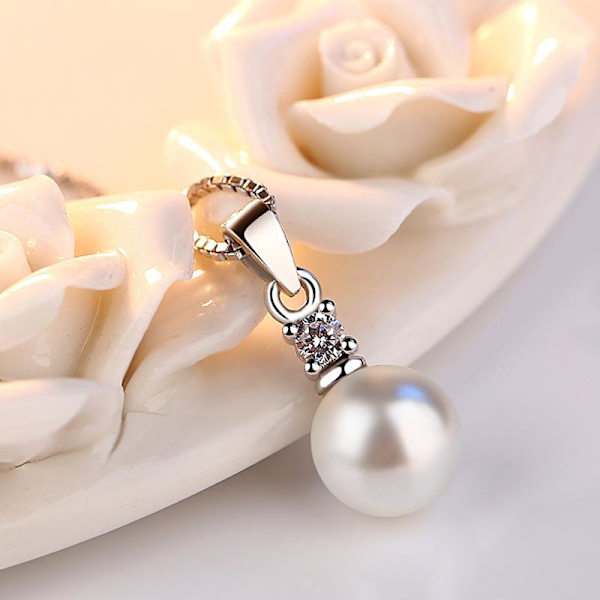 Silverfärgat halsband med imitations pärla