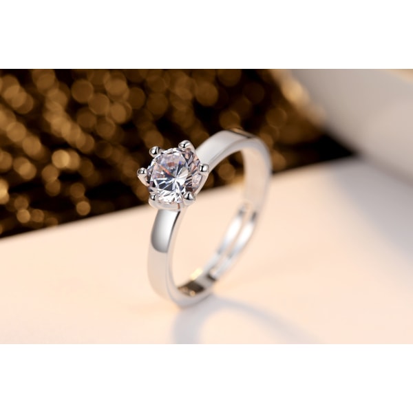 Vacker ring med strasskristall