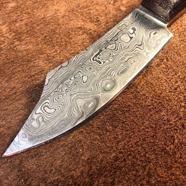 Käsityönä tehty metsästysveitsi Damaskos micarta Brown