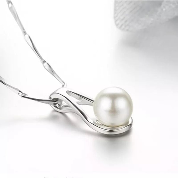 Silverfärgat halsband med kedja och imitations pärla