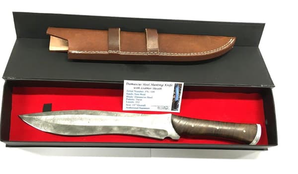Vacker unik handgjord damascus jatkniv Brun