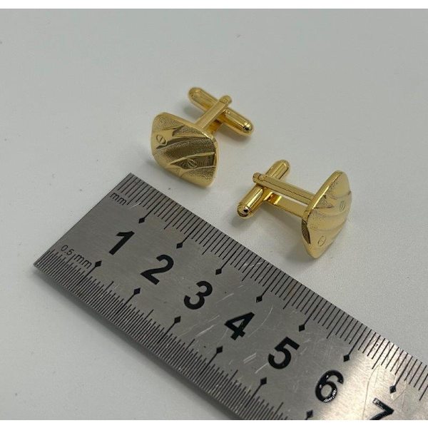 ainutlaatuiset kalvosinnapit Gold